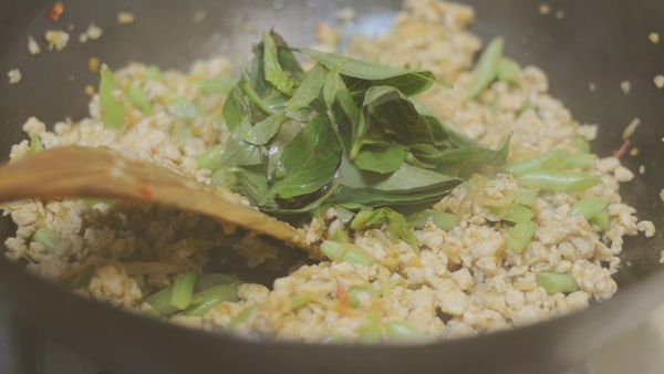 關火 加入一大把九層塔拌勻