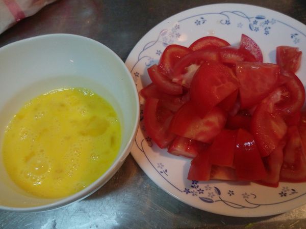 番茄切小塊，蛋打散備用