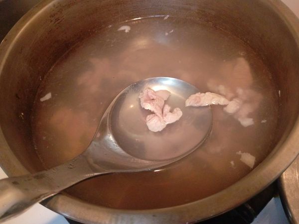 煮滾水後下肉絲