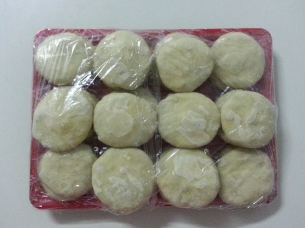 ✳️壓扁後的餡餅可直接下鍋煎；也可將生餡餅用大盤子盛裝，（量多可用一層餡餅一層保鮮膜一層餡餅一層保鮮膜的方式堆疊生餡餅）放置冷凍庫冰凍，冰凍後再用袋子或盒子分裝密封保存