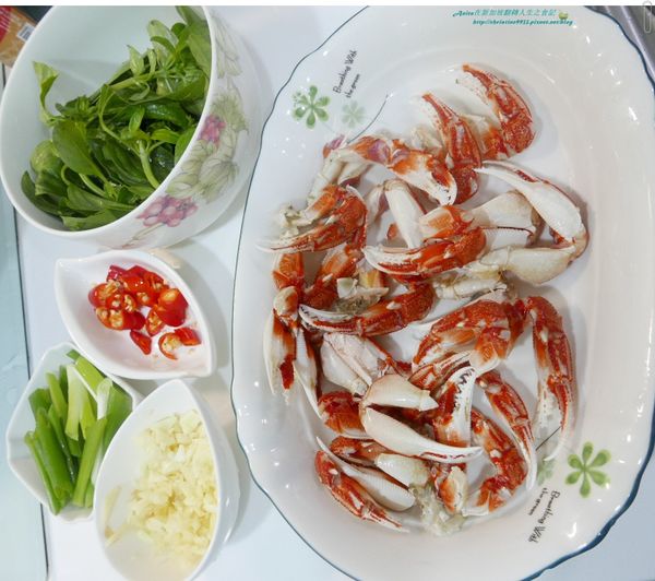 洗淨青蔥切段、薑和蒜切末、辣椒切小段