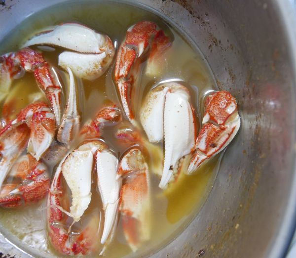 熱鍋倒入油，待油溫約150度時加入蟹腳先炸香(鍋子可傾斜比較好炸)，稍微炸1分鐘撈起瀝乾備用