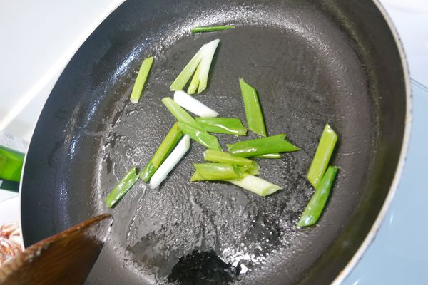 起鍋熱油後先將蔥段爆香