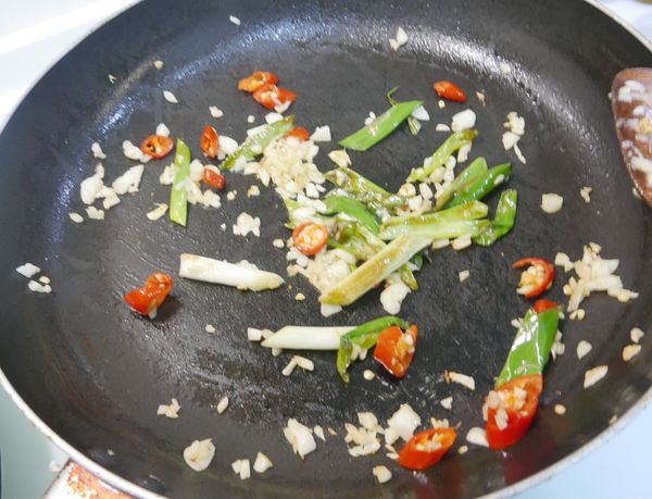 再加辣椒炒香
