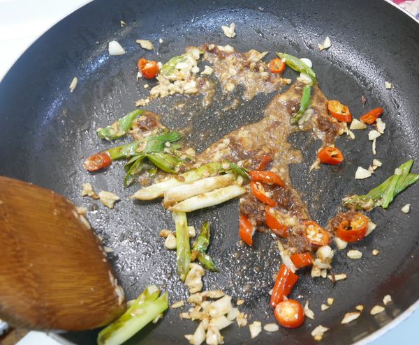 加2大匙沙茶醬炒香