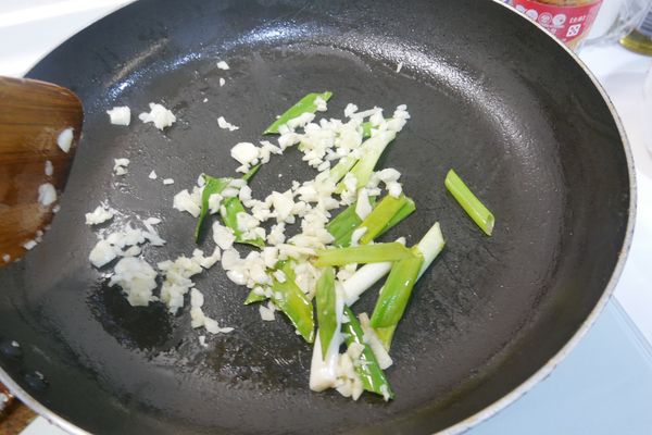 加入蒜末及薑末續炒