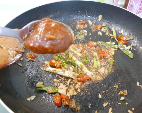 再加入辣豆辦醬續炒