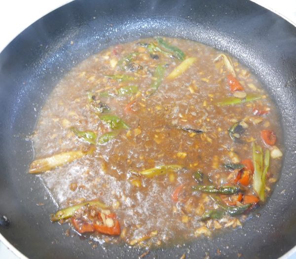 加入水後將調味拌勻，淋上米酒及糖調味