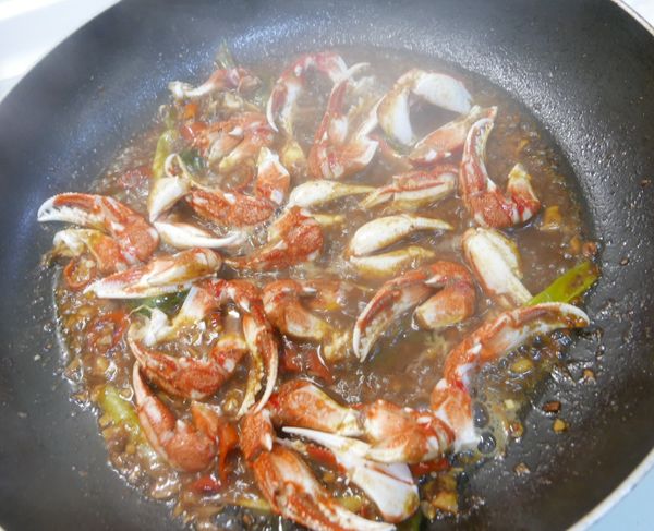 轉大火快炒蟹腳，讓調味料炒勻使其入味