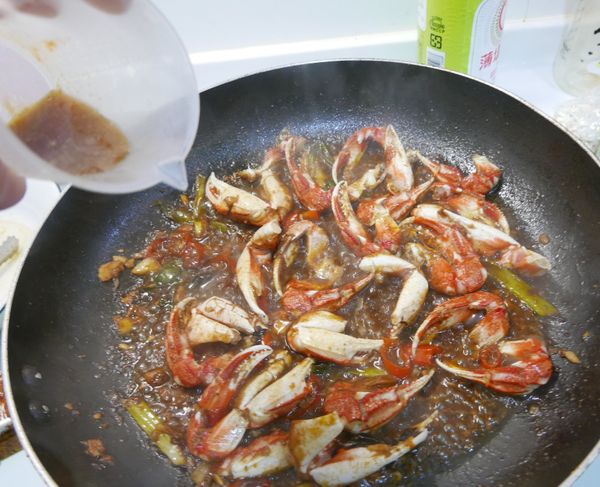 倒入胡椒粉，最後加烏醋調味