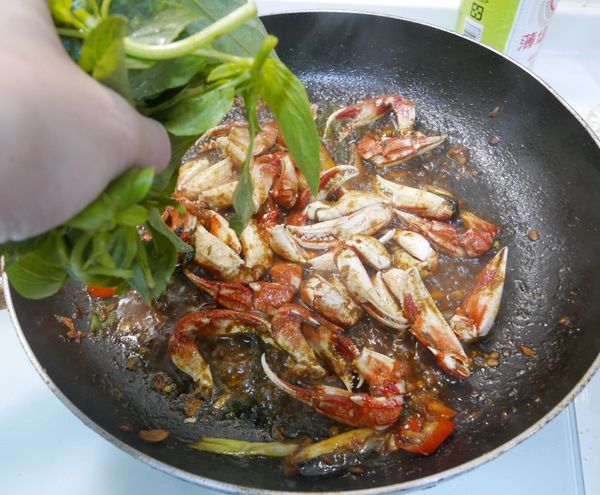 加入九層塔，微拌勻10秒即可裝盤