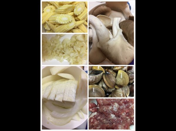 炒鍋熱油後，把所有配料都加進去拌炒