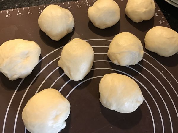 將基礎發酵完成的麵糰分成10等份，整圓，蓋上布鬆弛15分鐘