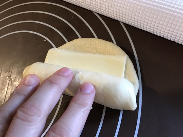 捲起，將收合處捏緊