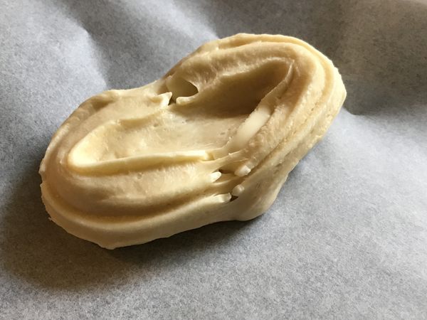 展開來攤平就形成橢圓形麵團