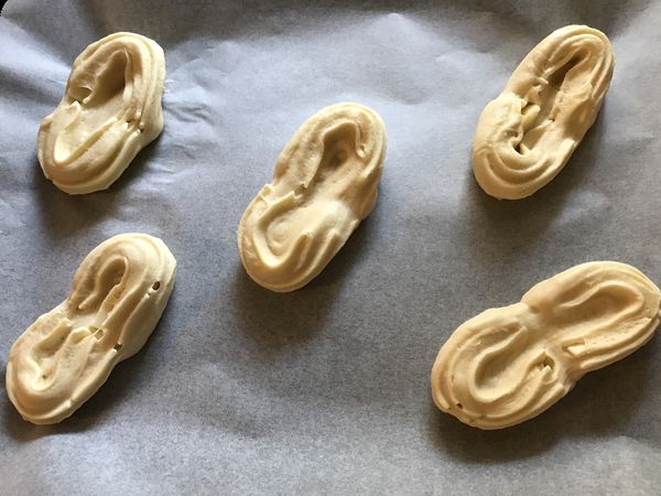 將麵團放入水波爐或發酵箱中，35度發酵60分鐘 (或室溫發酵至兩倍大)