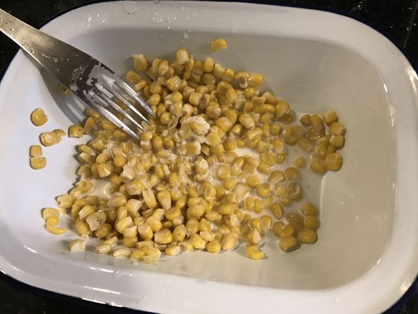 調理中用叉子舀出玉米粒（不要水分），空撒一點鹽和黑胡椒，擠一點美乃滋拌勻