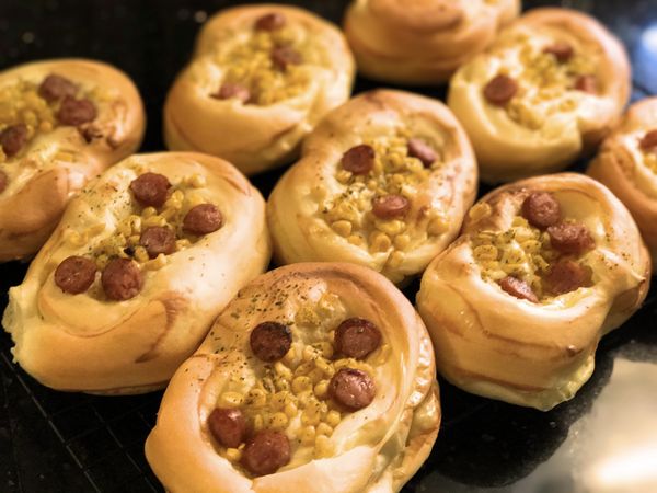 烤18~20分鐘，就出爐一盤香噴噴的玉米熱狗麵包了！