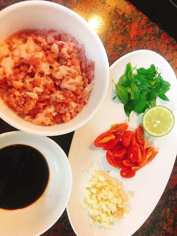 蒜頭切末、小番茄對切半面相較佳，想要口感較好可以改切丁喔。
九層塔洗淨瀝乾水分，檸檬半顆對切片待會擠汁備用。
蠔油及水調勻備用。