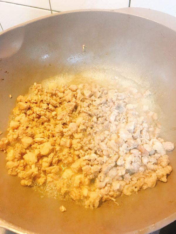 少少油熱鍋開中大火，直接把絞肉放進鍋裡均勻的讓絞肉平鋪在鍋子裡受熱，豬肉大致變色後，過程中逼出的油放入蒜末爆香拌炒均勻。(喜歡吃辣的朋友，可以在此刻放入辣椒末一起拌炒喔)。