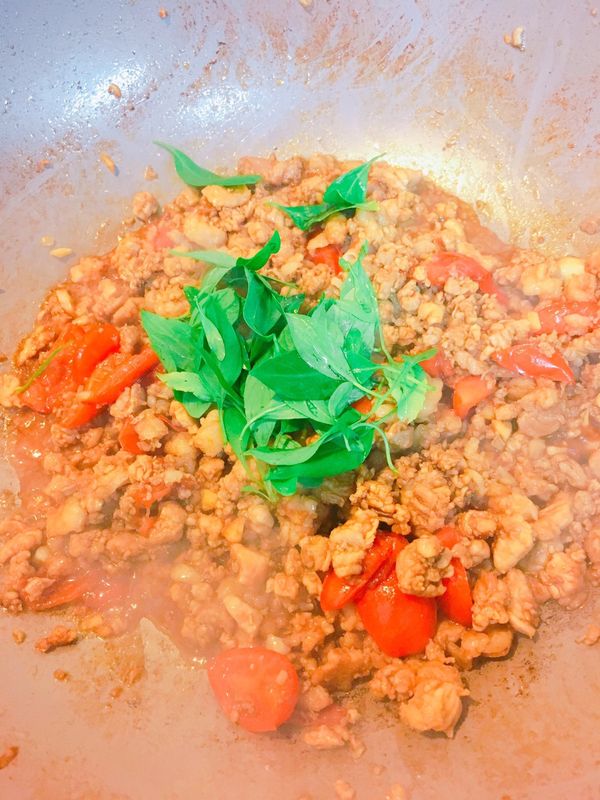 放入調和好的(蠔油及水)拌炒均勻，最後淋上檸檬汁(取代魚露)加入九層塔拌炒幾秒即可。