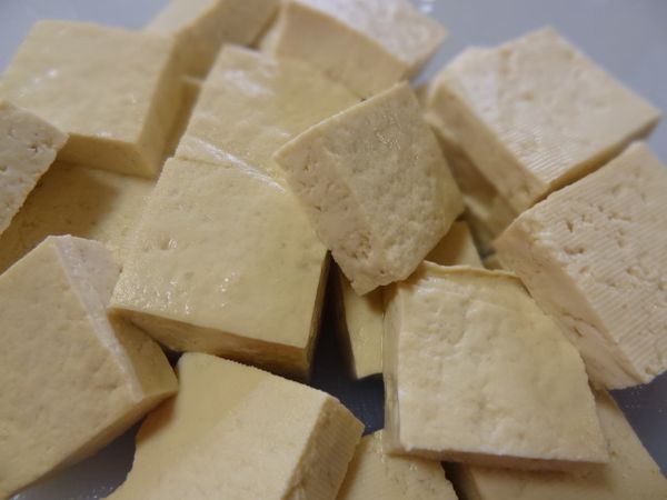 盒裝豆腐切成正方形片狀後瀝乾。