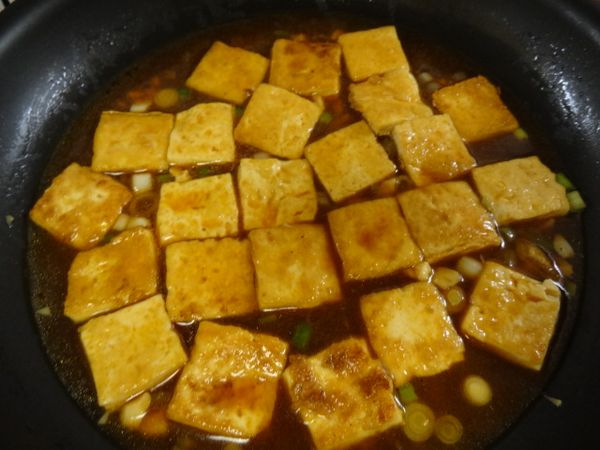 醬汁沸騰後放入豆腐，同時輕輕翻面攪拌，讓豆腐充分吸收醬汁。