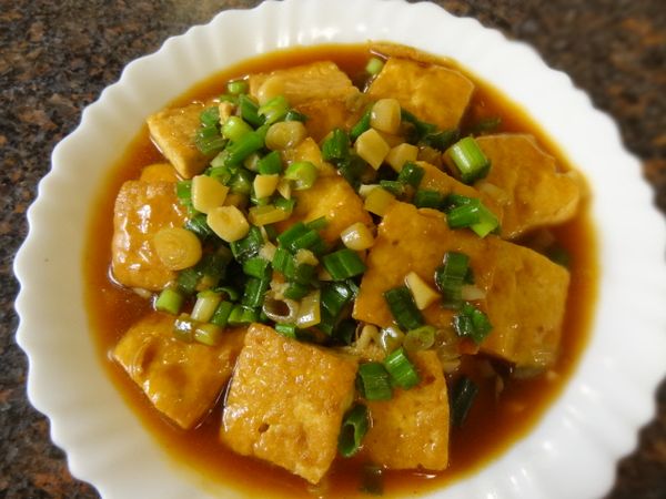 加入太白粉水勾芡，起鍋前再倒入蔥花即可盛盤。