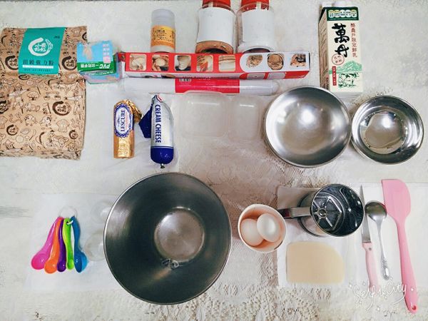 工欲善其事，必先利其器💡
食材器具都先準備好、秤量好，記得準備攪拌用的深碗~
很適合親子一起做的烘焙~宅女小時候就很愛玩這些😂
首先讓發酵奶油回溫變軟、切小塊備用。奶油乳酪也要放室溫變軟。