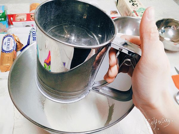 粉類過篩、糖、鹽、酵母皆放入深碗，打入2顆雞蛋，攪拌使麵糰吃進蛋液，邊攪拌邊慢慢倒入鮮奶(可預留一些鮮奶，攪拌過程麵糰太乾的時候，再加入)，液體混合的差不多就加入切小塊的發酵奶油吧！再次混合均勻