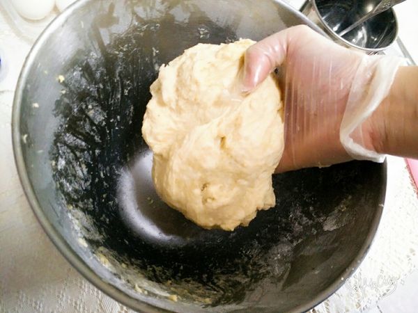 不用多說你就懂的揉麵團方式，讓液體和粉完美的mix在一起(過程快轉)