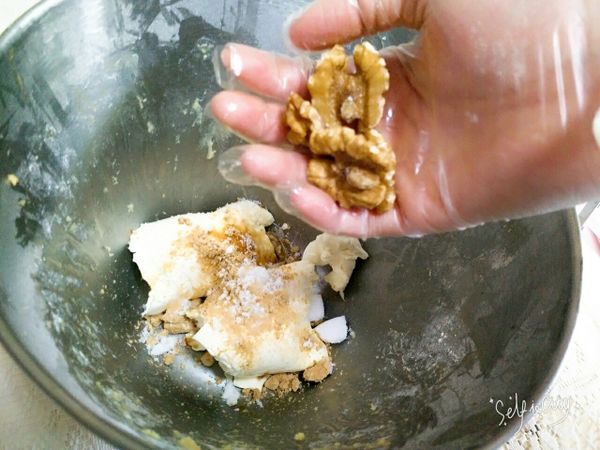 等待發酵的時間，已擁有八成修為的您，可以開始準備焦糖內餡囉！😆
在深碗加入軟化的奶油乳酪、焦糖粉、上白糖、核桃碎