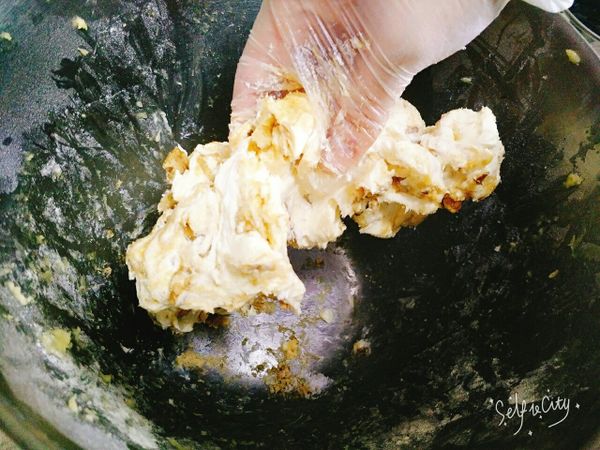 全部揉捏混合，瞬間就完成了「焦糖乳酪核桃醬」，建議先「冷藏保鮮」(這拿去抹厚片或麵包，烤一烤都超好吃❤)
＊不想自製這款內餡的朋友，宅女推薦用Costco賣的焦糖乳酪核桃醬，現成的。