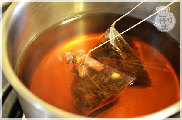 將600cc的水煮滾後放入茶包,浸泡6~10分鐘後將茶包移除