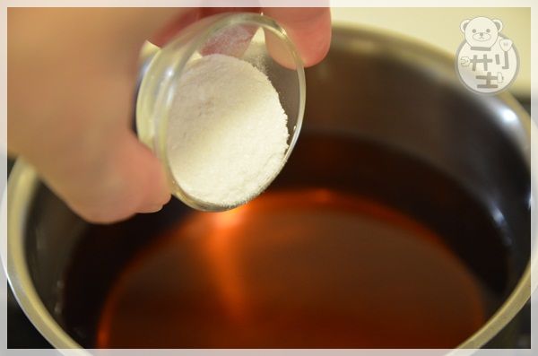 邊攪拌邊倒入洋菜粉(可用吉利丁或果凍粉替代)