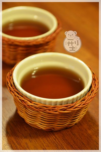 加熱煮沸1~2分鐘後熄火,將做好的果凍液倒入準備好的容器，放涼凝固即可食用