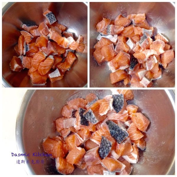 檢查魚排四周是否還有魚刺，將它切除或拔除; 把鮭魚排每片切為四條，再切成小丁（約1-2cm) 放入鋼盆中，倒入醃魚調味料混勻 ; 料理前，再撒上麵粉混勻（防止出水）