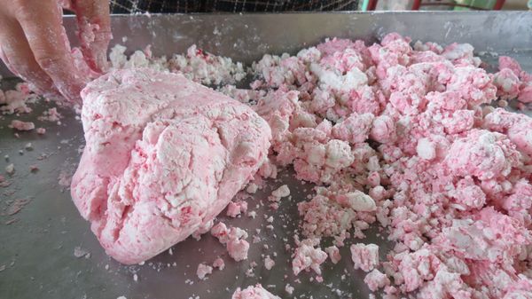 糯米塊加入粿粹揉成糯米糰，然後將糯米糰分成兩半，一半加入食用紅色素，揉成紅色糯米糰，另一半則是白色糯米糰。