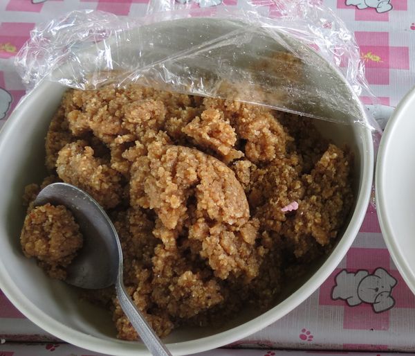 花生打碎，加糖，水拌勻成花生餡待用。