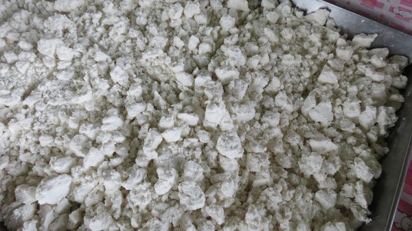 糯米洗淨、瀝乾，加水浸泡三小時再瀝乾後，將米磨成米漿後放入米袋裡，用扁擔運用重力將水瀝乾，留下糯米塊，將糯米塊搓成細粉。取適量加熱成粿粹。
