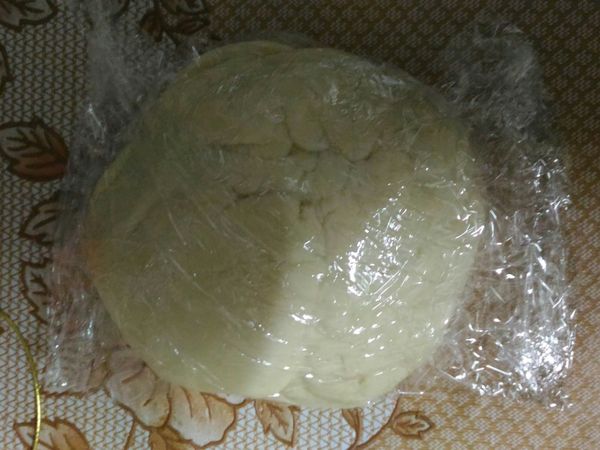 將麵糰取出用保鮮膜包鬆鬆的