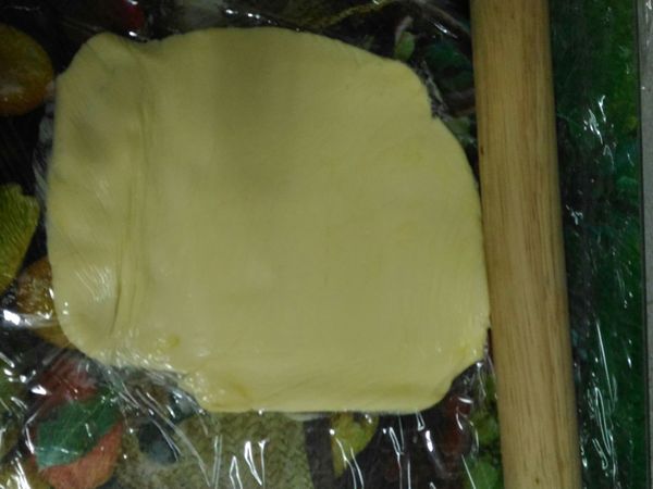 再來準備內餡，將無鹽奶油70g放在保鮮膜裏， 用桿麵棍將奶油塊桿平（約10x15公分）後放入冰箱冷藏，一邊等麵糰發酵