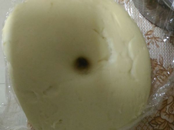 麵糰增到二倍大，取出手指沾粉，戳一個洞不回彈即為發酵完成