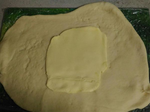 將奶油由冰箱取出舖於桿開的麵糰