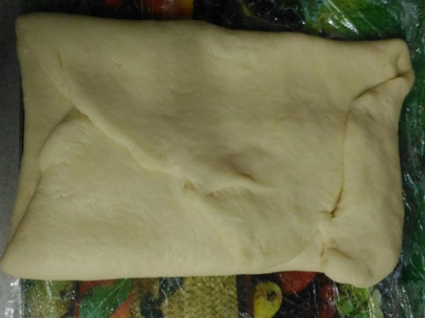 將麵糰折三折桿平(務必用保鮮膜包著操作，奶油會有點漏出)，
再折三折桿平-->放入冷凍10分鐘-->再反覆三折三桿(共要做三次，冷凍三次)
過程中手已都油了~所以不便拍照，以下是小寶幫忙拍的請見諒