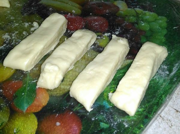 再將麵糰約20g切成條狀，約可切成30條