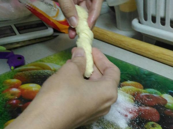 細砂糖倒於工作檯上，麵糰沾些許糖-->轉一轉讓麵糰更有層次