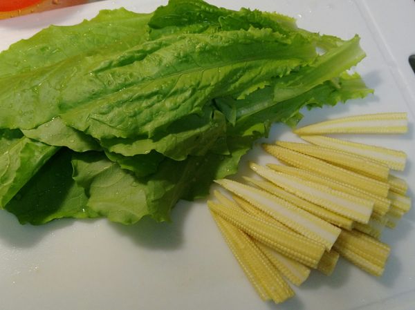 青菜洗淨、切段，玉米筍洗淨，可切可不切。