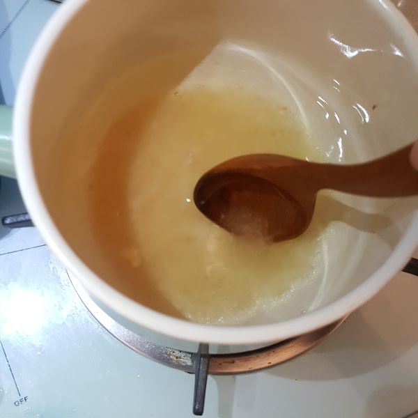 『水』煮滾後熄火，放入冰糖攪拌置融化