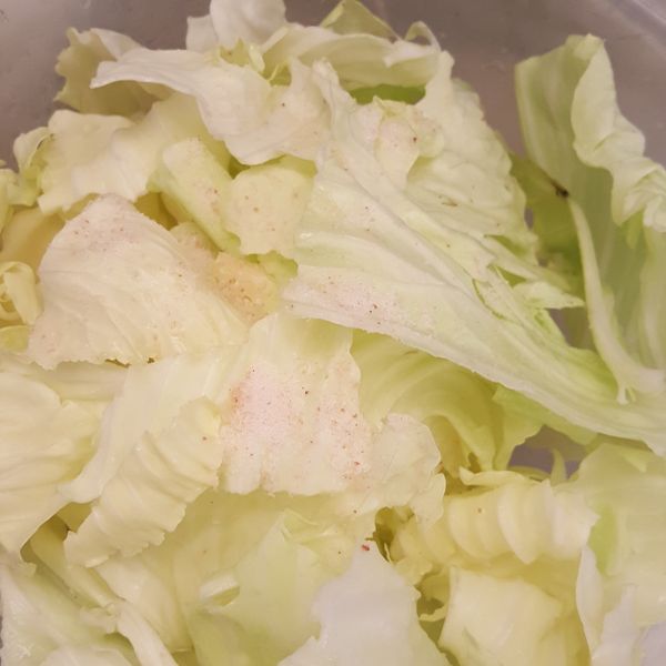 高麗菜灑入少許鹽，均勻混合放置一下等待葉菜變軟